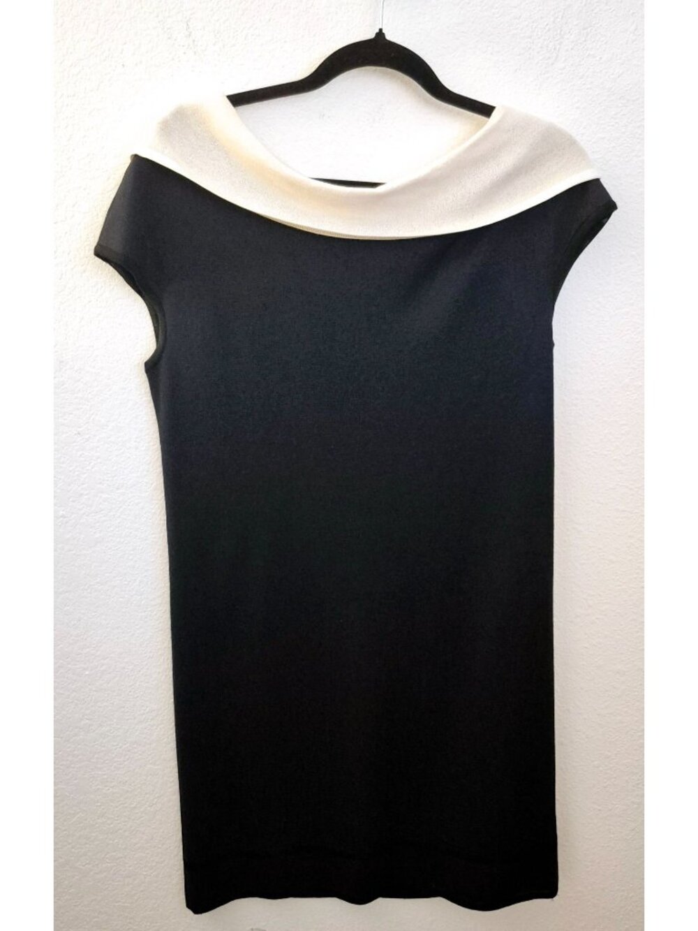 St. John Boat Neck Cream and Black Wool Blend Knit Sleeveless Dress Size 4 EUC